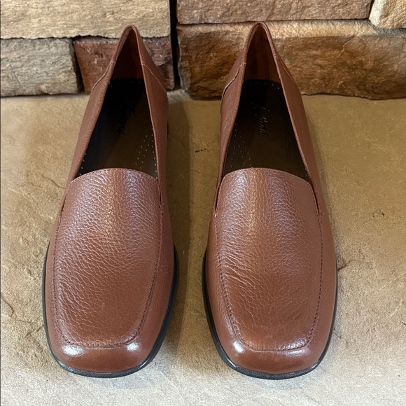 Trotters sz 11.5 brown pebbled leather slip on loafers - Picture 2 of 8